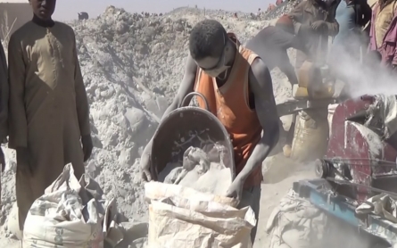 Gold miners fight fear in Niger